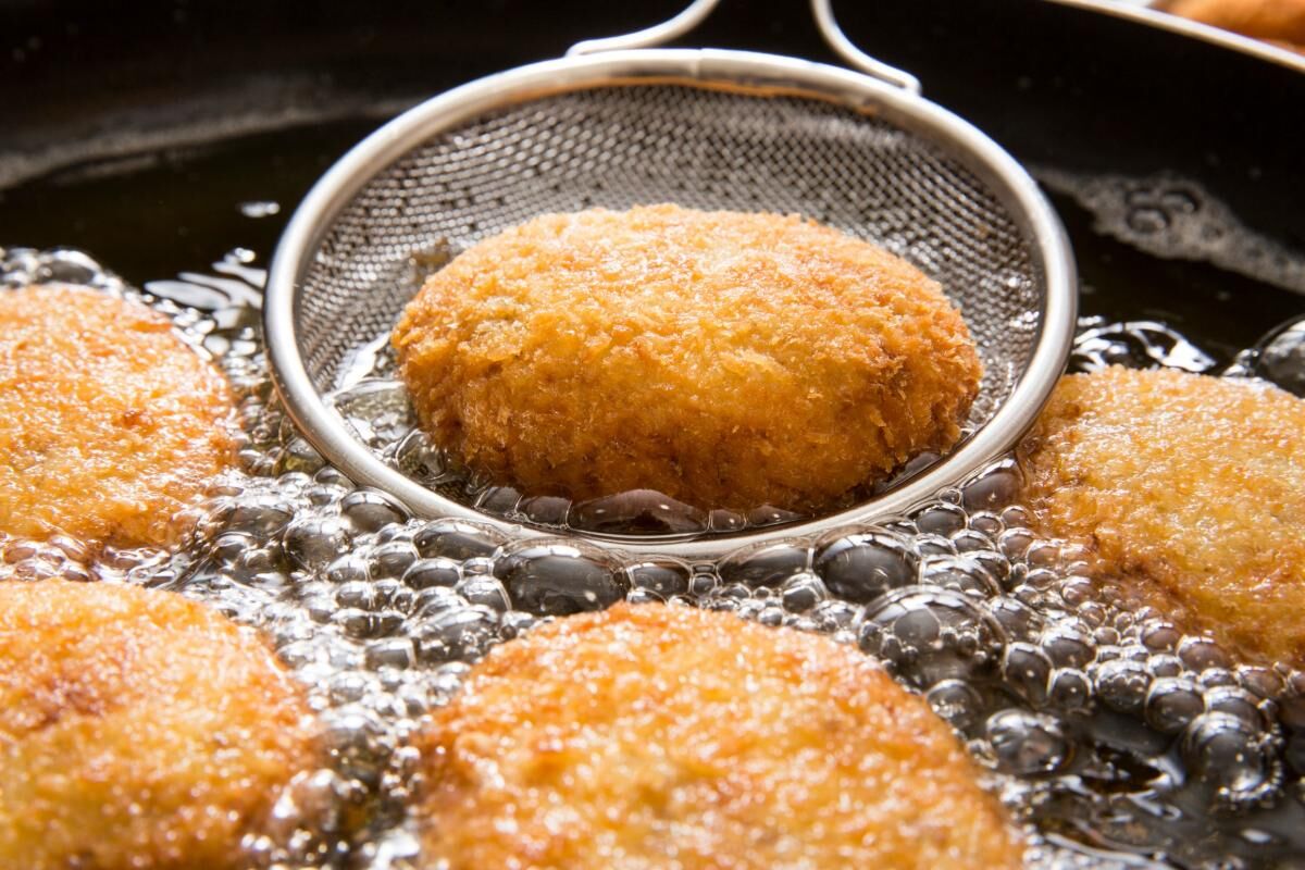 様々な種類の精肉や各種お惣菜を販売